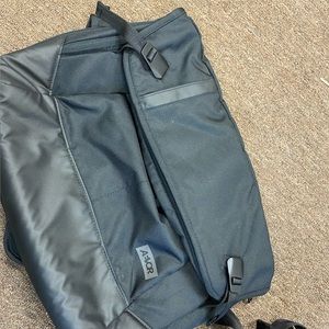 Aevor messenger bag/ black eclipse